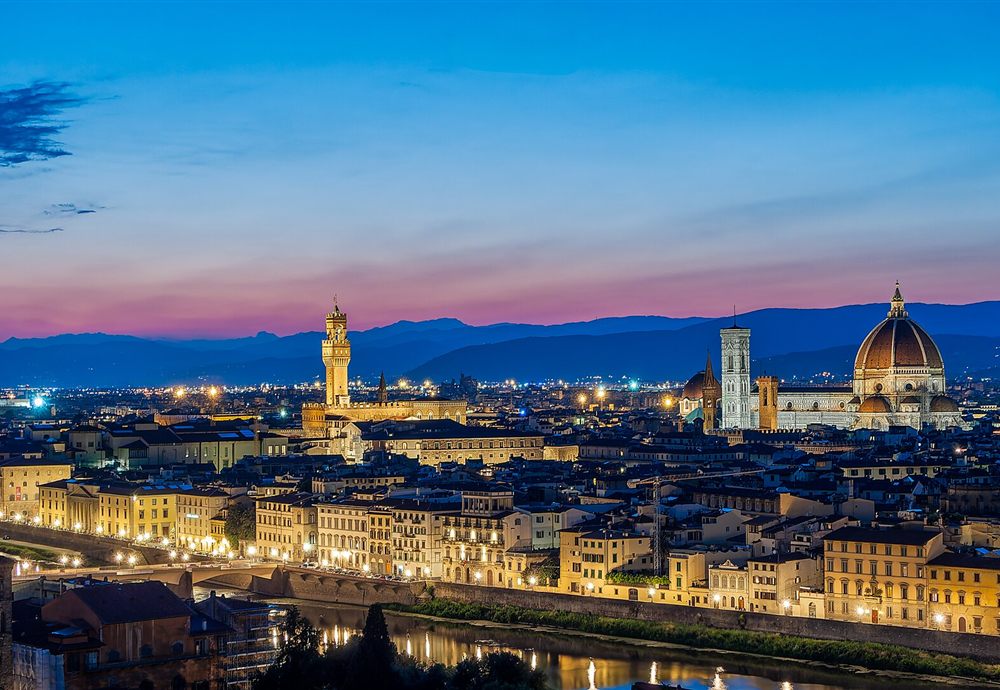 Firenze con Palazzo Vecchio e la cupola del Duomo all’imbrunire