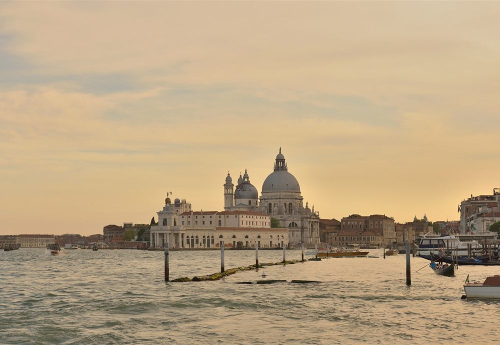 La basilica della Salute a Venezia al tramonto