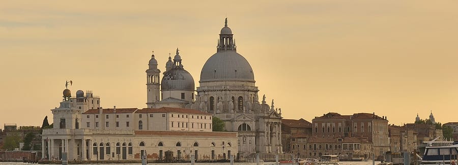 La basilica della Salute a Venezia al tramonto